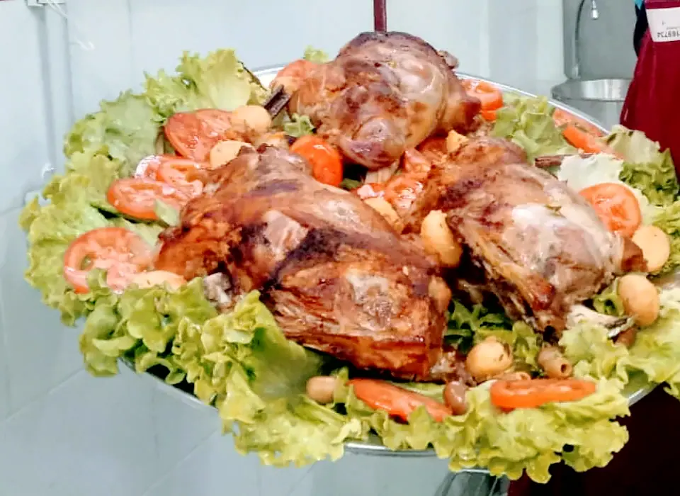 Méchoui préparé par la Boucherie des Étangs, servi sur un lit de salade